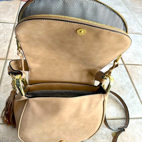 Sandy/Tan Steve Madden Purse with Gold Hardware - Picture 7 of 9